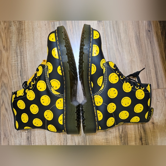 Dr. Martens 1460 SMILEY® SMOOTH LEATHER LACE UP BOOTS, size US 11 - Picture 8 of 15